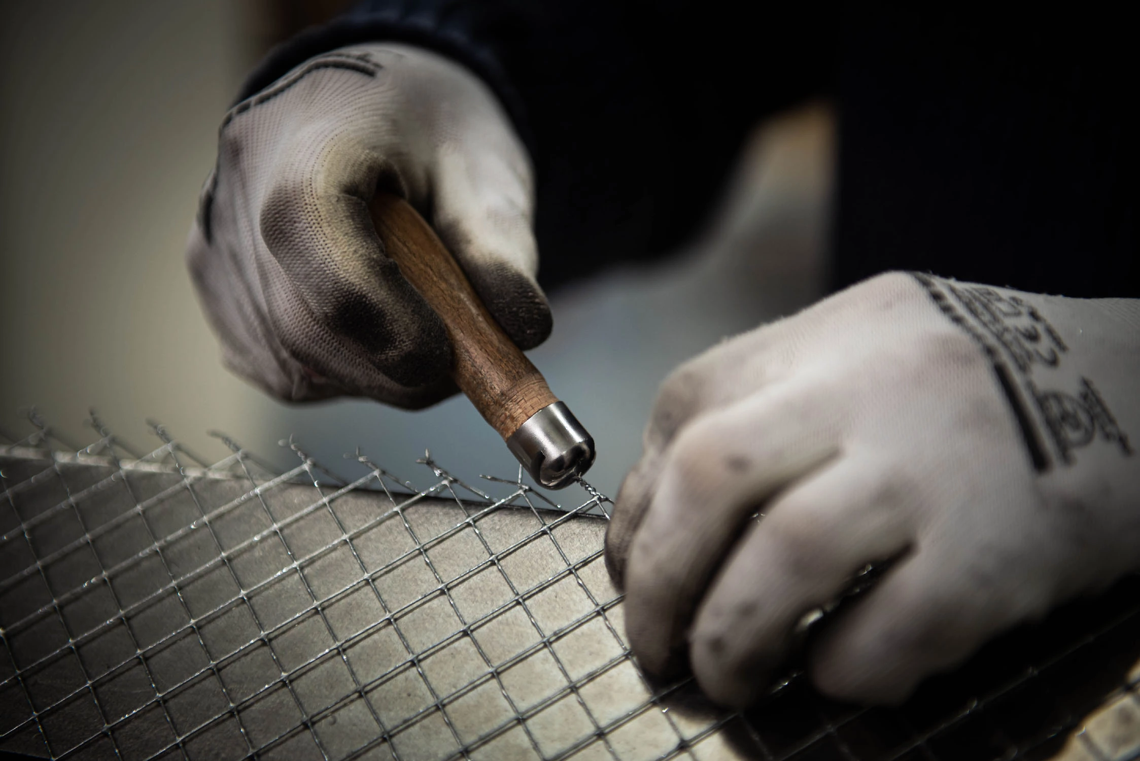 Handen van een persoon die aan het werk is